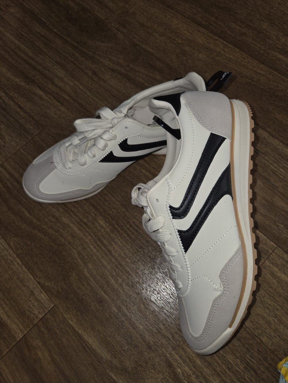 No Boundres Women White and Black Low-Top Lace-Up Sneakers